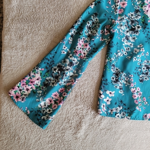 Cupcakes and Cashmere Nadette V-neck floral blouse size small​ - Picture 11 of 15